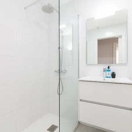 Luminoso Y Moderno En By فيجو